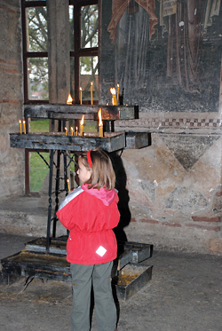 Молитва: Српска девојчица у Грачаници
